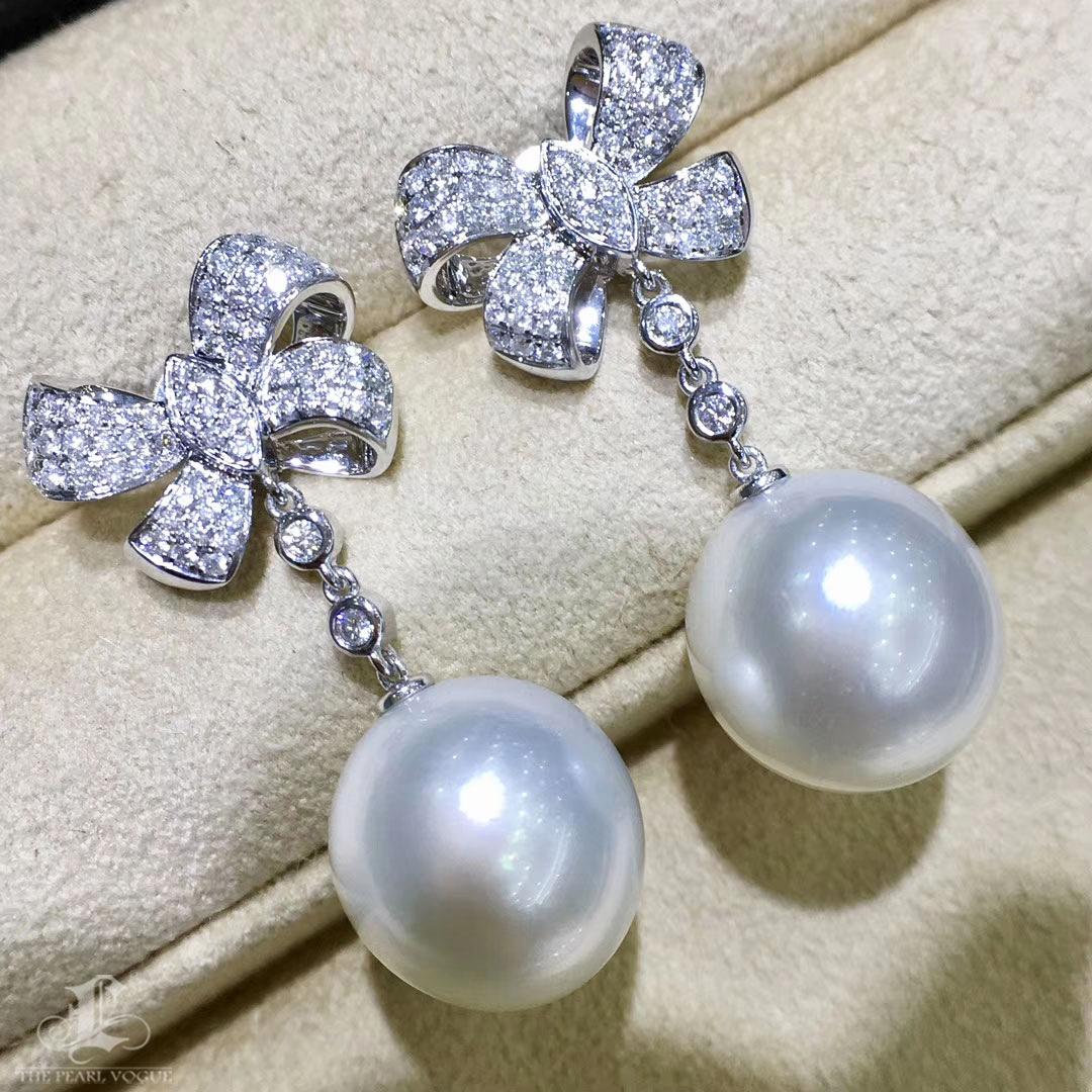 【Crown Radiance】Regal Ribbon Aurora South Sea Pearl Gala Earrings In New Condition For Sale In New York, NY