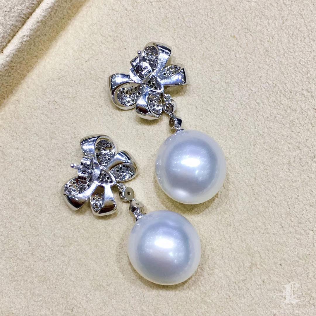 【Crown Radiance】Regal Ribbon Aurora South Sea Pearl Gala Earrings For Sale 2