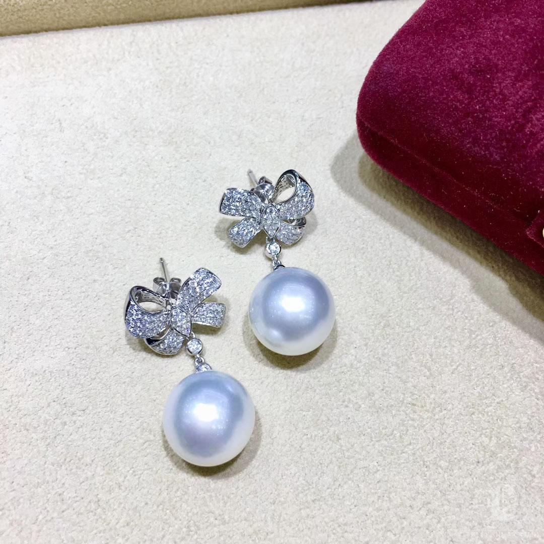 【Crown Radiance】Regal Ribbon Aurora South Sea Pearl Gala Earrings For Sale 3
