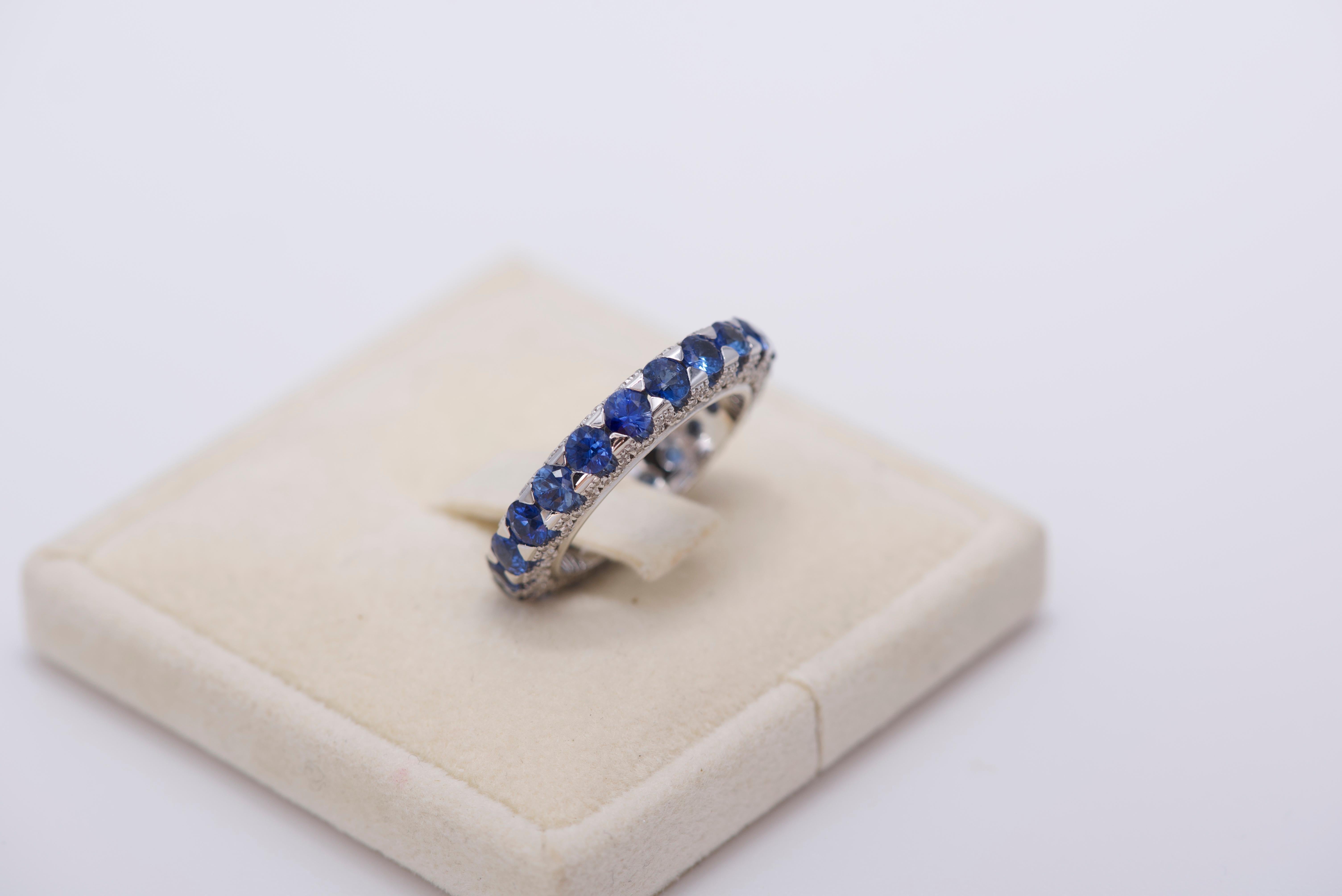 Band ring in 18K white gold (approx. 5.6g) with white diamonds (approx. 0.36cts) and blue sapphires (approx. 3.42 carats).