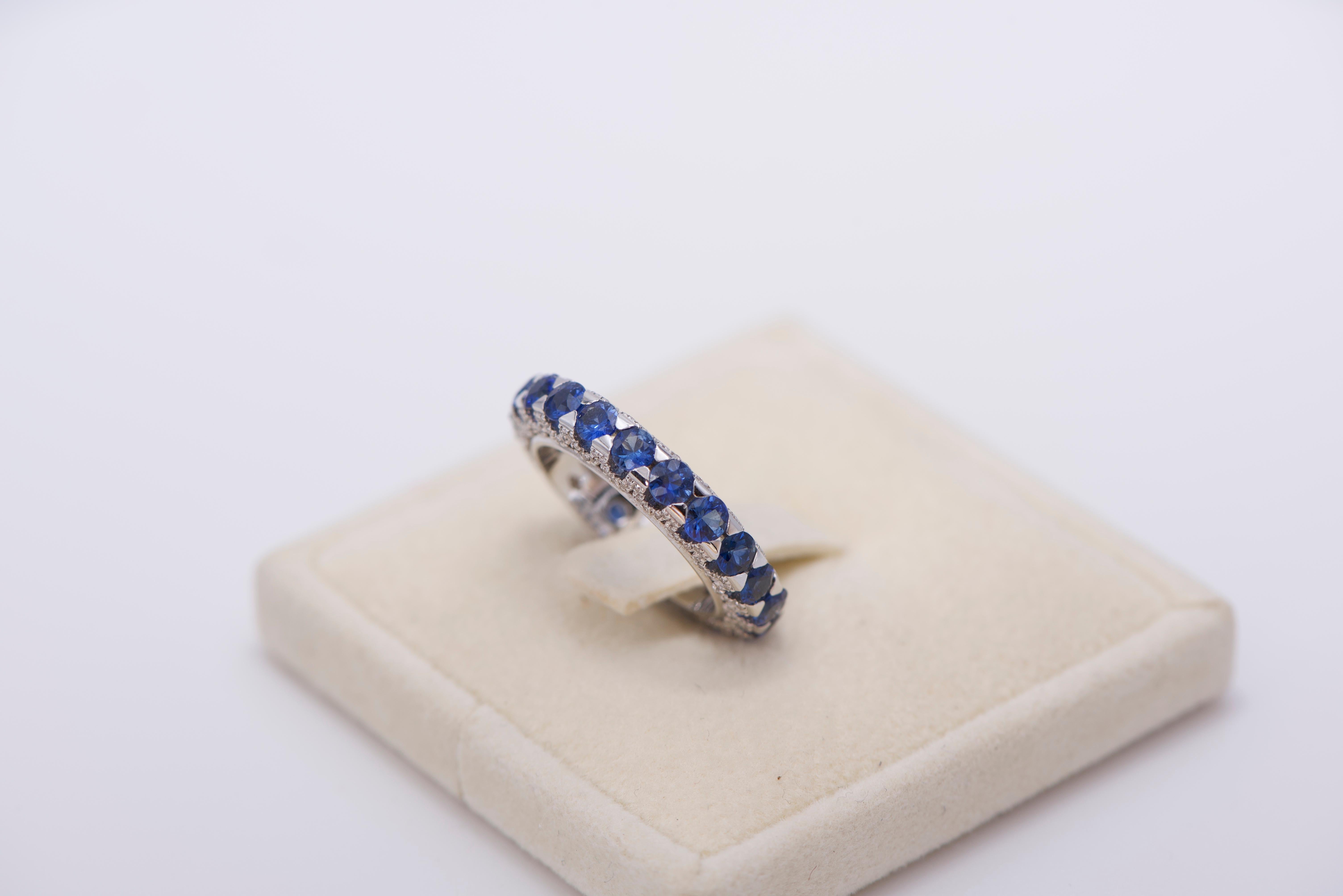 Round Cut 18k Gold, Diamond, and Blue Sapphire Ring For Sale