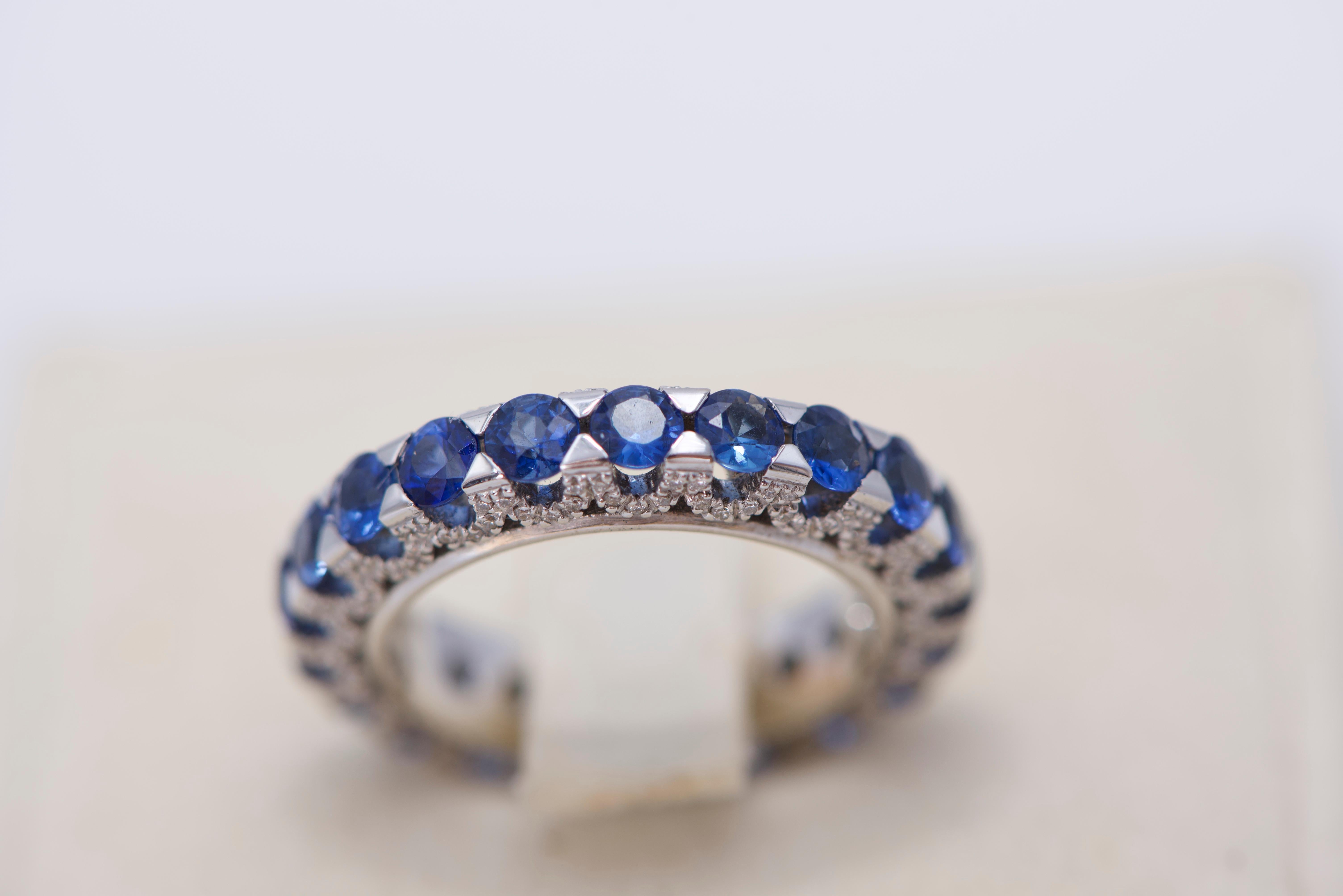 18k Gold, Diamond, and Blue Sapphire Ring In New Condition For Sale In Huntington, NY