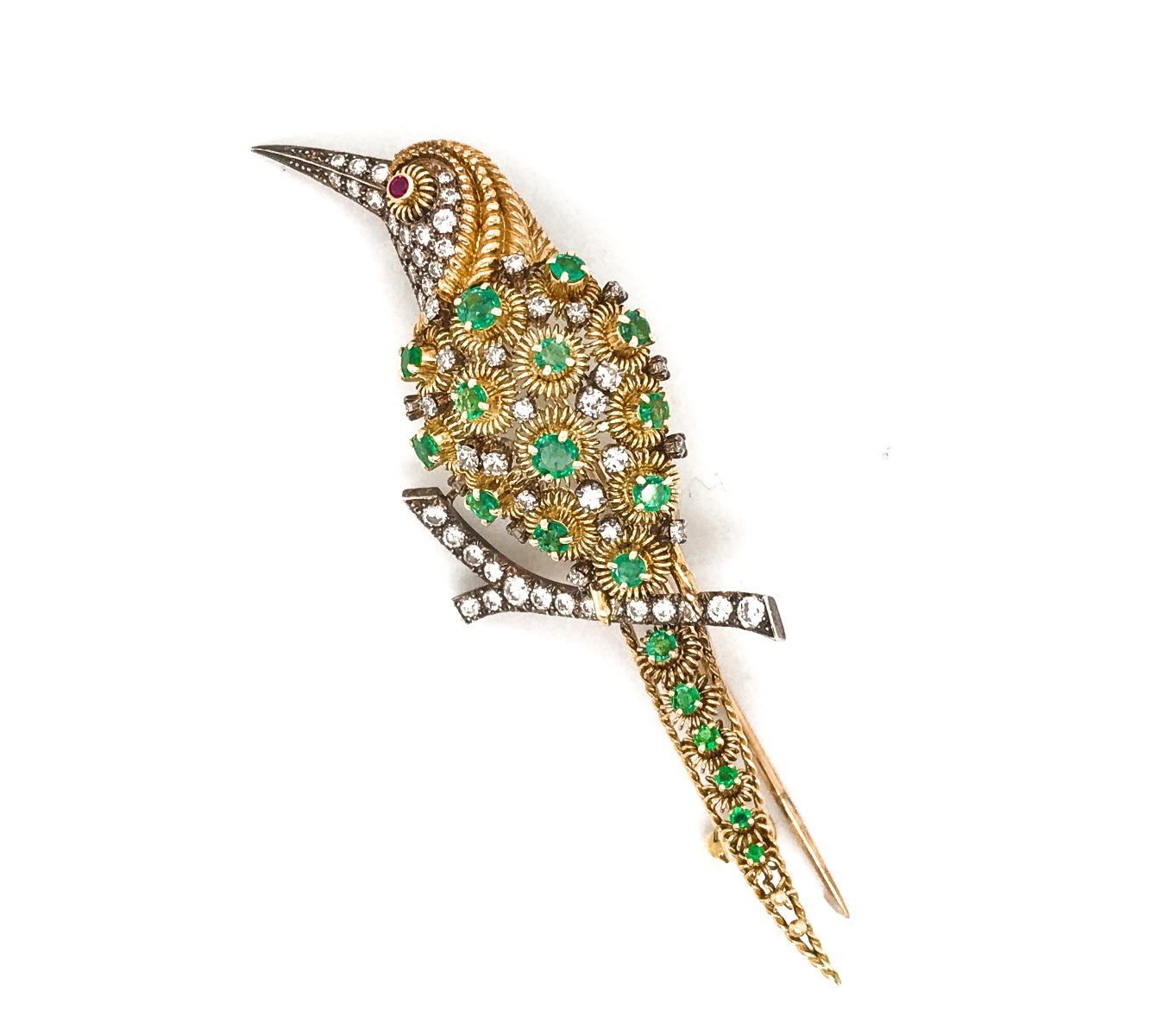 Vogel-Brosche aus 18 Karat Gold mit Diamanten und Smaragden im Zustand „Hervorragend“ im Angebot in New York, NY