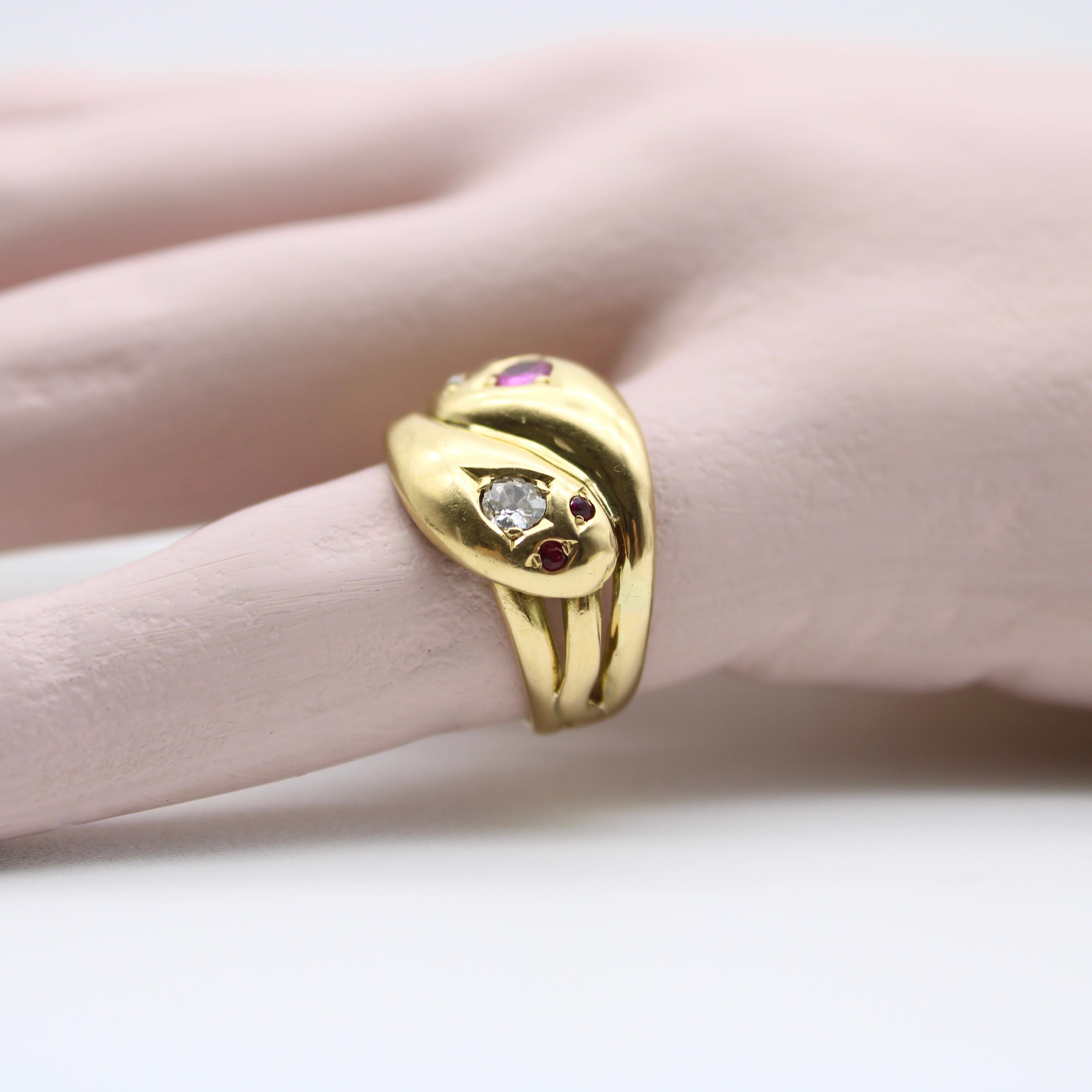 18K Gold Diamond and Ruby Edwardian Double Head Snake Ring In Good Condition In Venice, CA