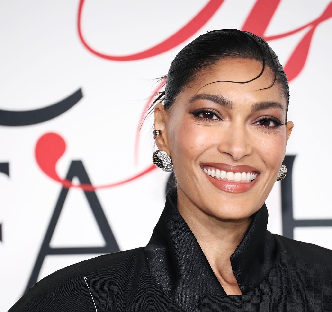 Boucles d'oreilles en or 18K avec diamants et saphirs et broche-pendentif floral convertible en vente 8