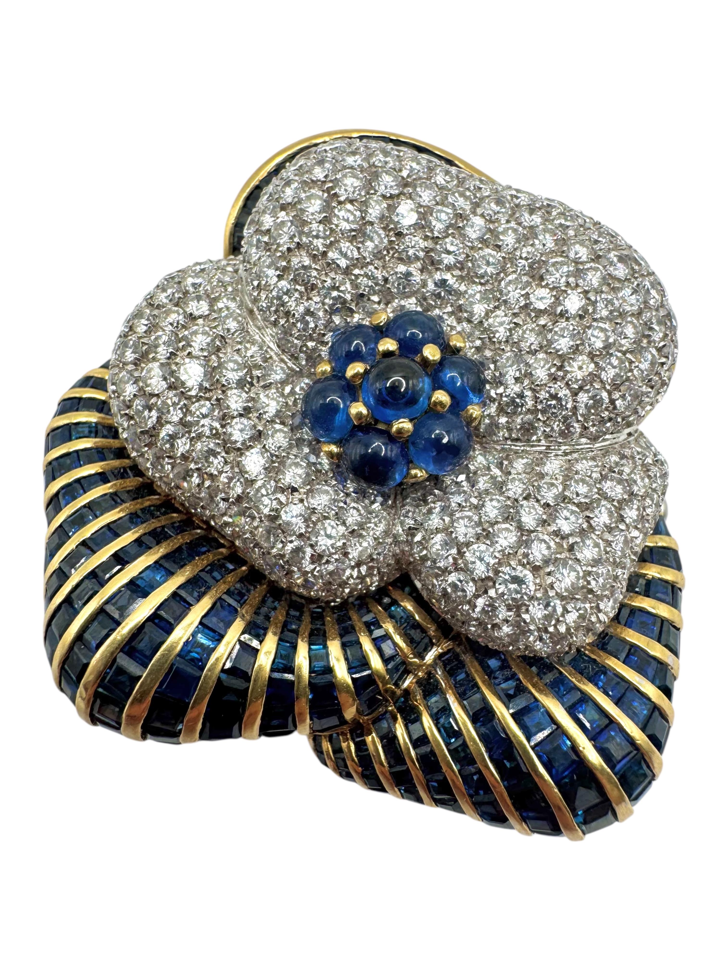 Boucles d'oreilles et pendentif broche floraux en or jaune et blanc 18 carats, ornés de diamants ronds de taille brillant et de saphirs bleus de taille cabochon et invisibles sertis en pavé. Le motif tridimensionnel de la pensée est gracieusement