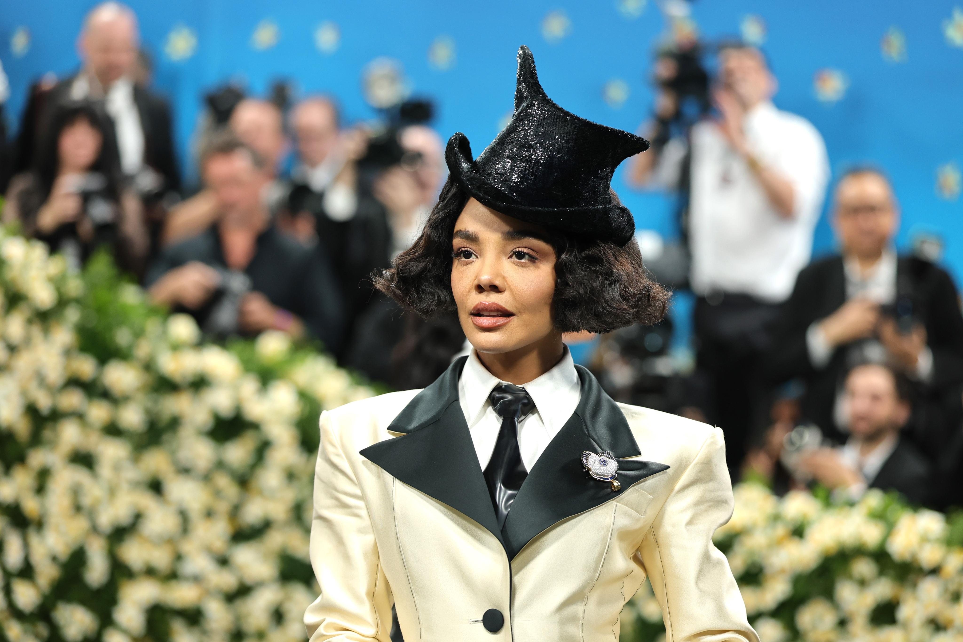 Boucles d'oreilles en or 18K avec diamants et saphirs et broche-pendentif floral convertible en vente 1