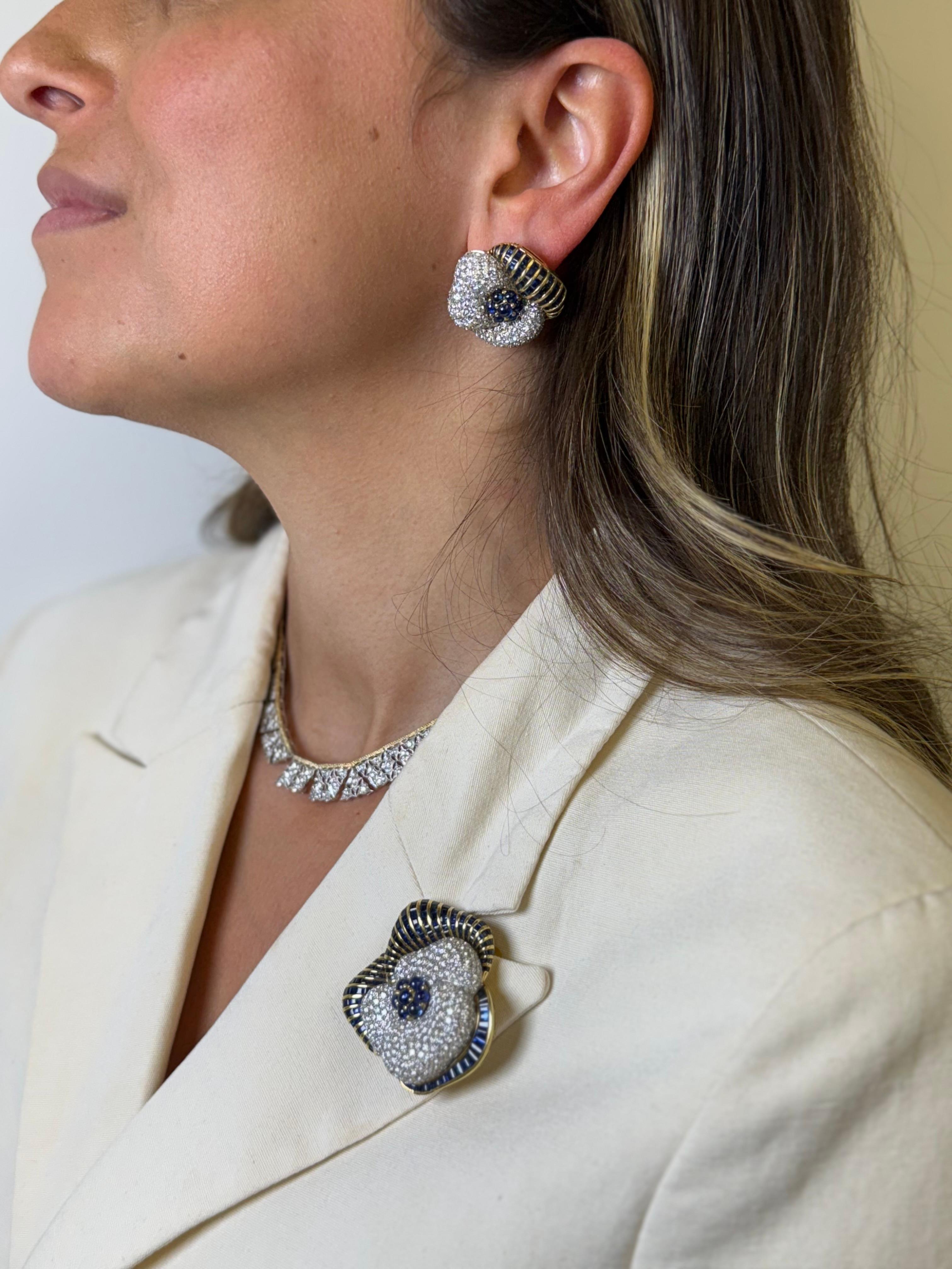 Boucles d'oreilles en or 18K avec diamants et saphirs et broche-pendentif floral convertible en vente 3