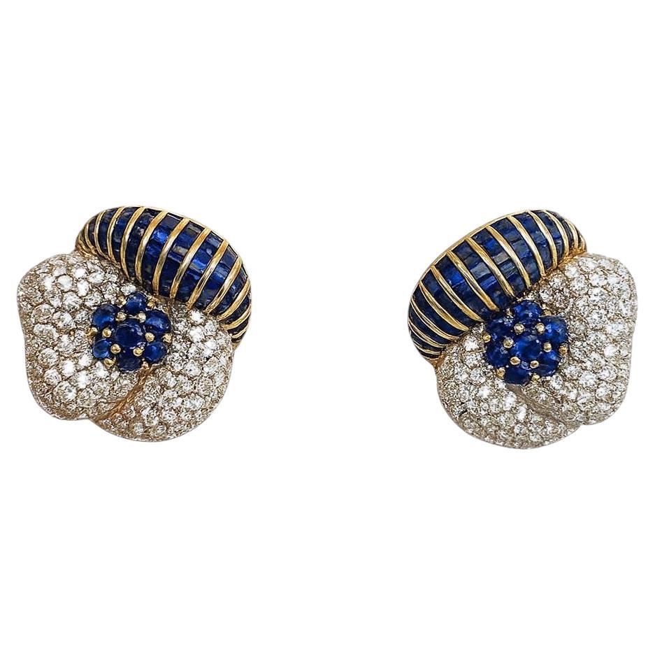 Boucles d
oreilles en or 18K avec diamants et saphirs et broche-pendentif floral convertible en vente