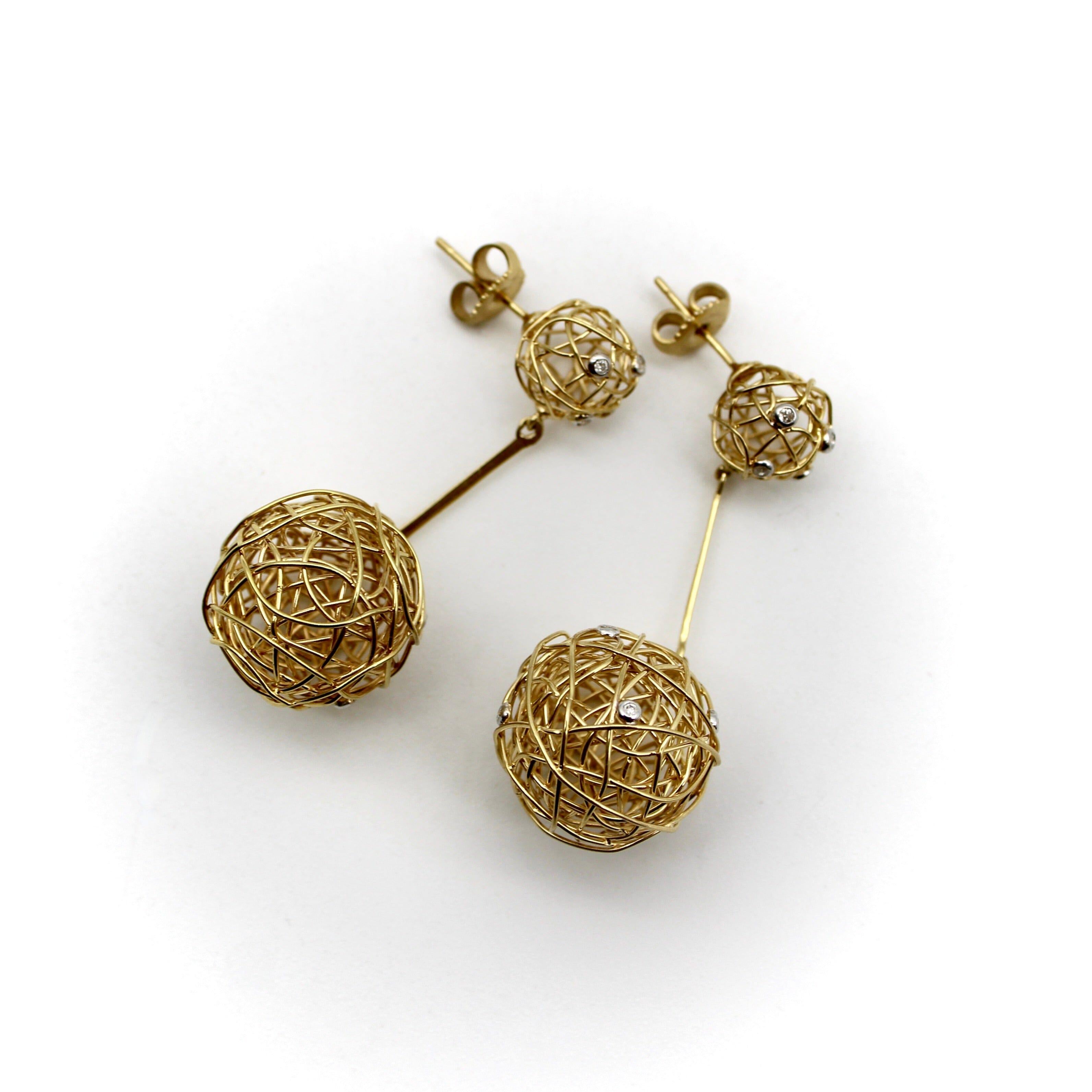 Ci piace che questi orecchini di diamanti in oro 18k esprimano la dinamica dell'ordine e del caos. Gli orecchini sono realizzati a mano con un delicato filo d'oro 18 carati, avvolto in grovigli simili a palline. I grovigli sono disordinati, ma