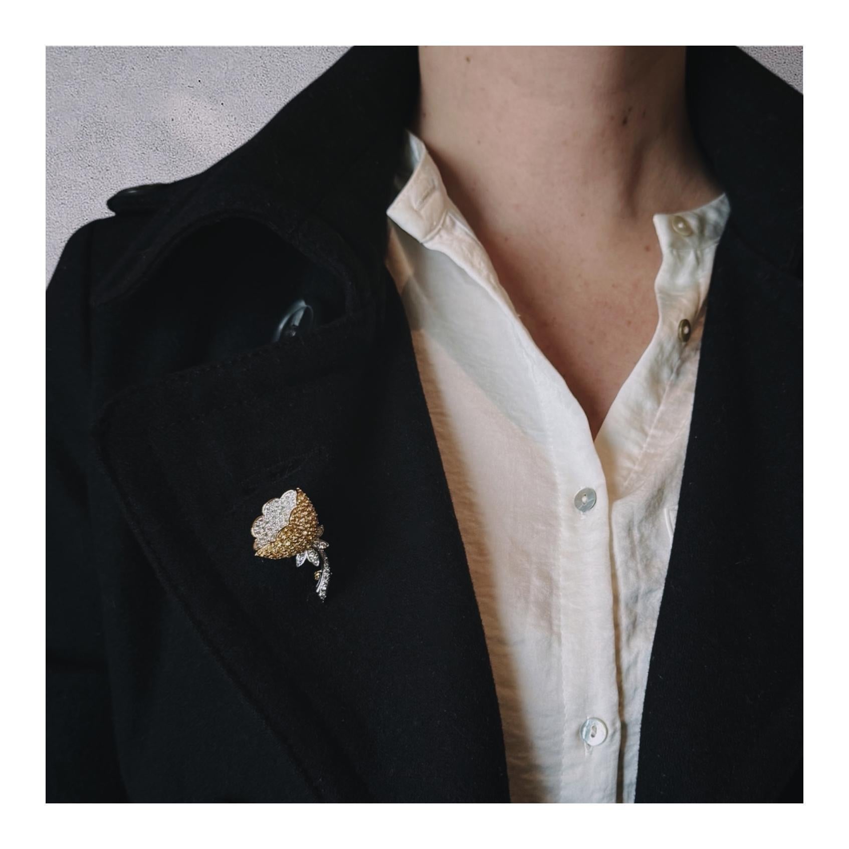 Broche Flor Diamante y Zafiro Amarillo Oro 18k en Bueno estado para la venta en Beverly Hills, CA