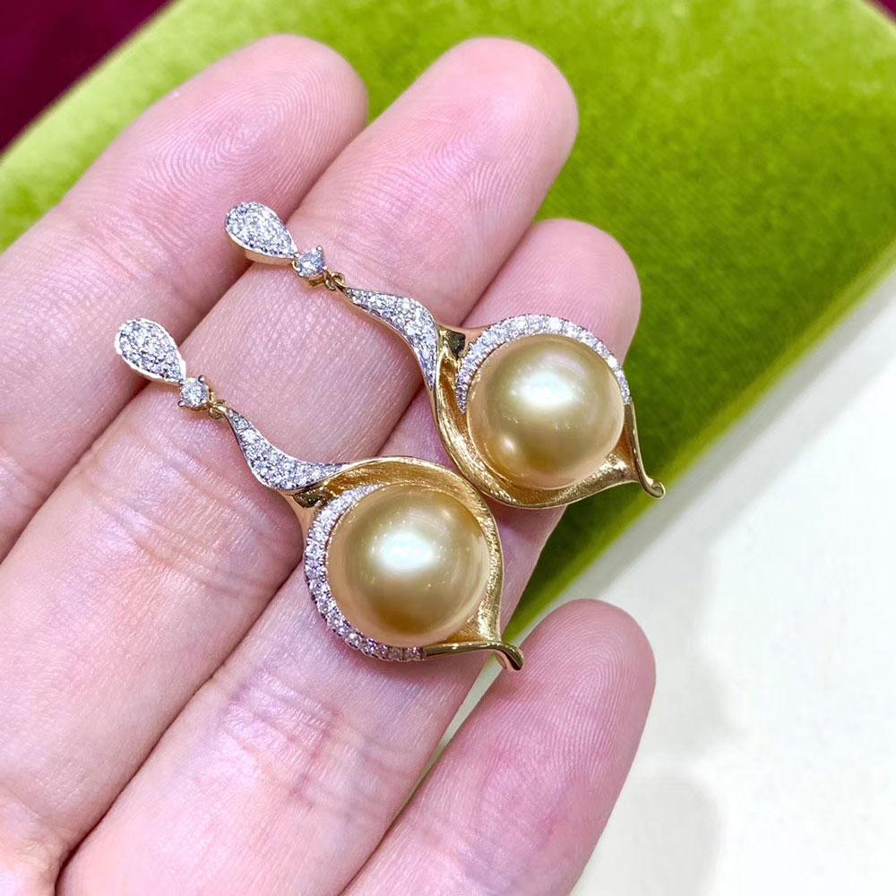 【Lustre Arc】Golden Wave Aurora South Sea Pearl Diamond Drop Earrings In New Condition For Sale In New York, NY