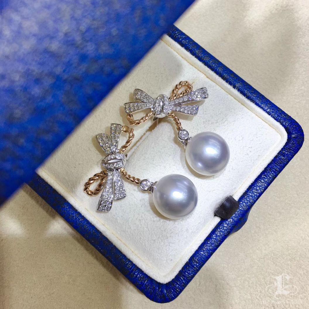 【Sculpted Geomet】Ribbon Grace Akoya Pearl Drop Earrings in 18K White & Rose Gold For Sale 1