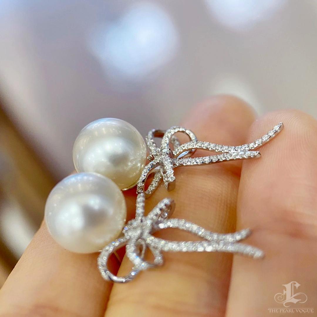 【Crown Radiance】Graceful Bow-Tied Aurora South Sea Pearl Diamond Earrings In New Condition For Sale In New York, NY