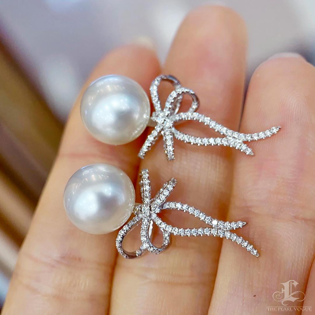 【Crown Radiance】Graceful Bow-Tied Aurora South Sea Pearl Diamond Earrings For Sale 1
