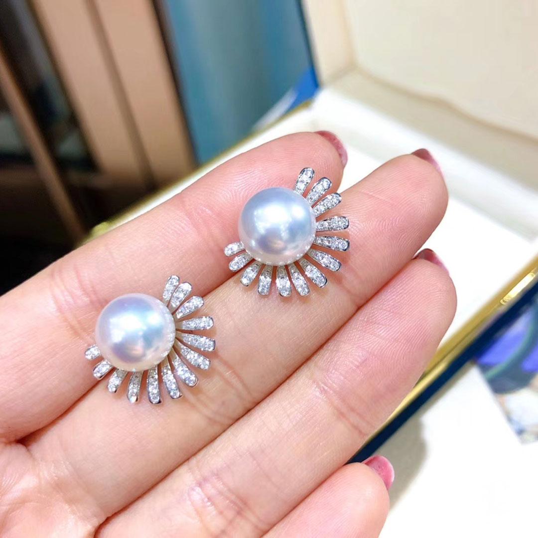 【Crown Radiance】Sunburst Aurora South Sea Pearl Cocktail Earrings For Sale 1