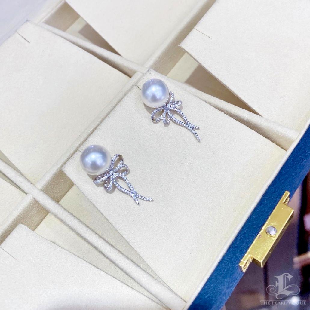 【Crown Radiance】Graceful Bow-Tied Aurora South Sea Pearl Diamond Earrings For Sale 2