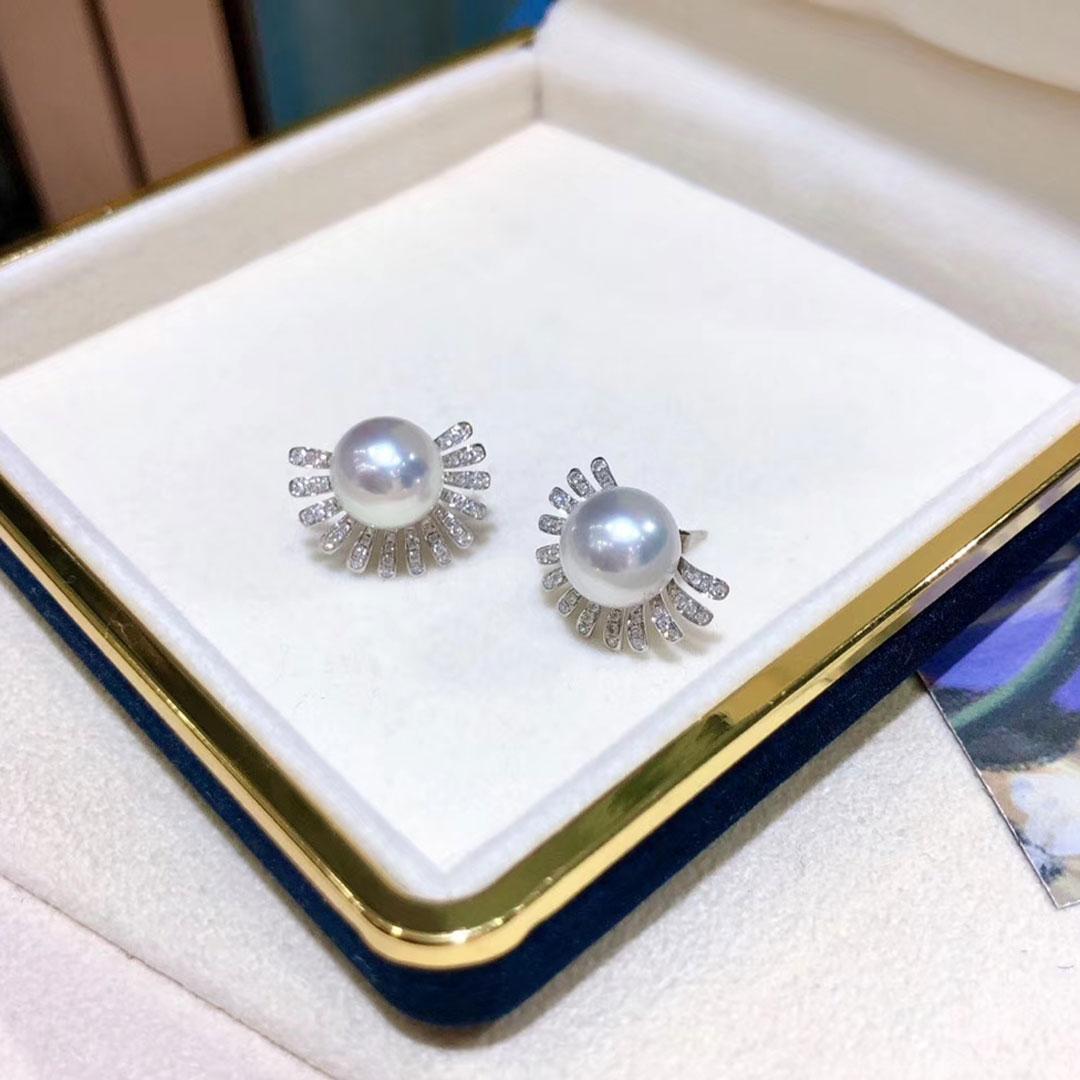 【Crown Radiance】Sunburst Aurora South Sea Pearl Cocktail Earrings For Sale 2