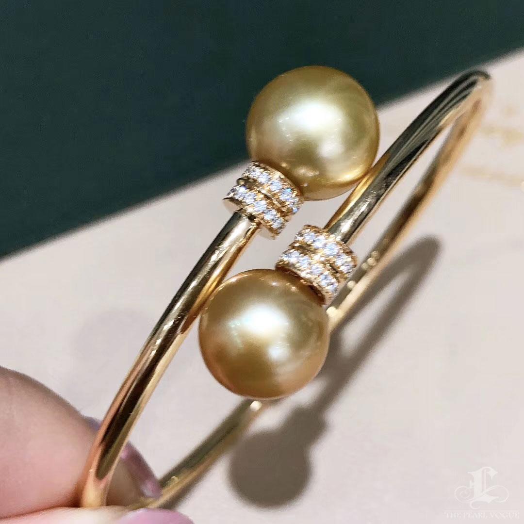 【Crown Radiance】Dual Glow Golden South Sea Pearl Diamond Cuff Bracelet In New Condition For Sale In New York, NY