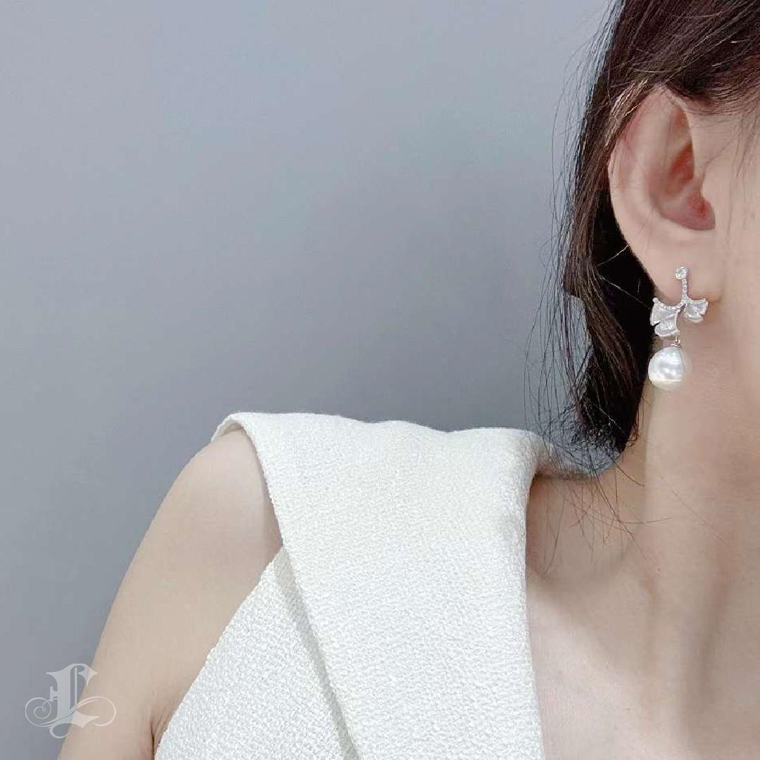 【Vine Symphony】Gingko Whisper South Sea Pearl Diamond Asymmetric Earrings In New Condition For Sale In New York, NY