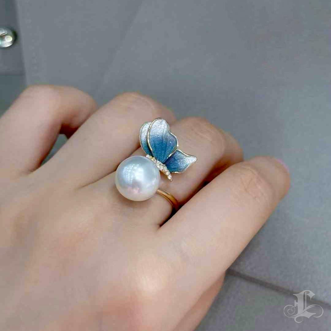 Delicate and enchanting, this Aurora Butterfly South Sea Pearl Ring brings a touch of nature's grace to your fingertips. Featuring a luminous South Sea pearl paired with a beautifully sculpted butterfly, the ring embodies elegance and whimsy.
