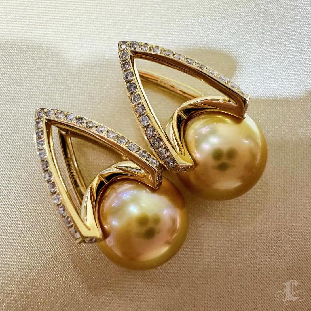 【Sculpted Geometry】Golden Arch Aurora South Sea Pearl Earrings In New Condition For Sale In New York, NY
