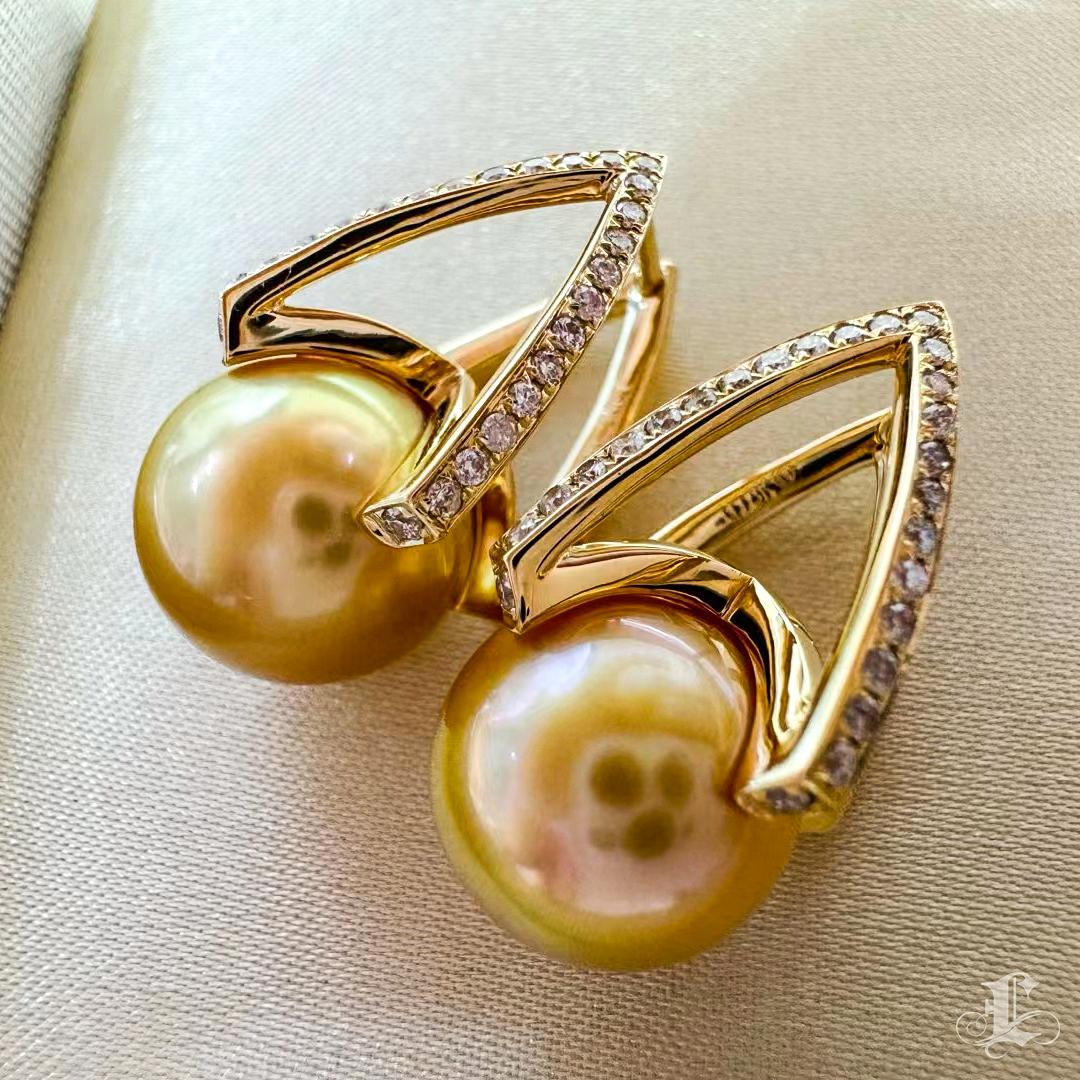 【Sculpted Geometry】Golden Arch Aurora South Sea Pearl Earrings For Sale 1