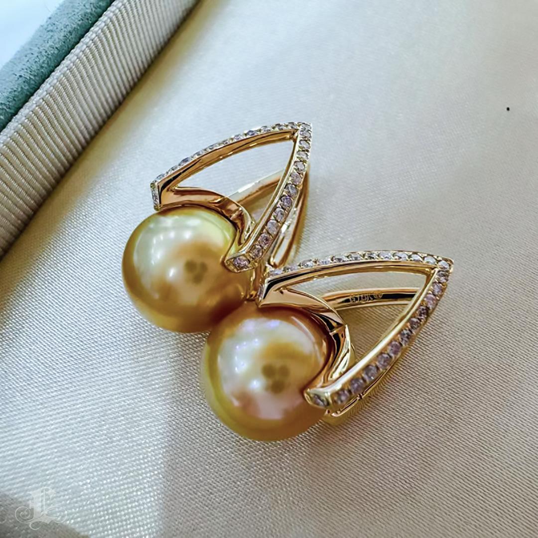 【Sculpted Geometry】Golden Arch Aurora South Sea Pearl Earrings For Sale 2