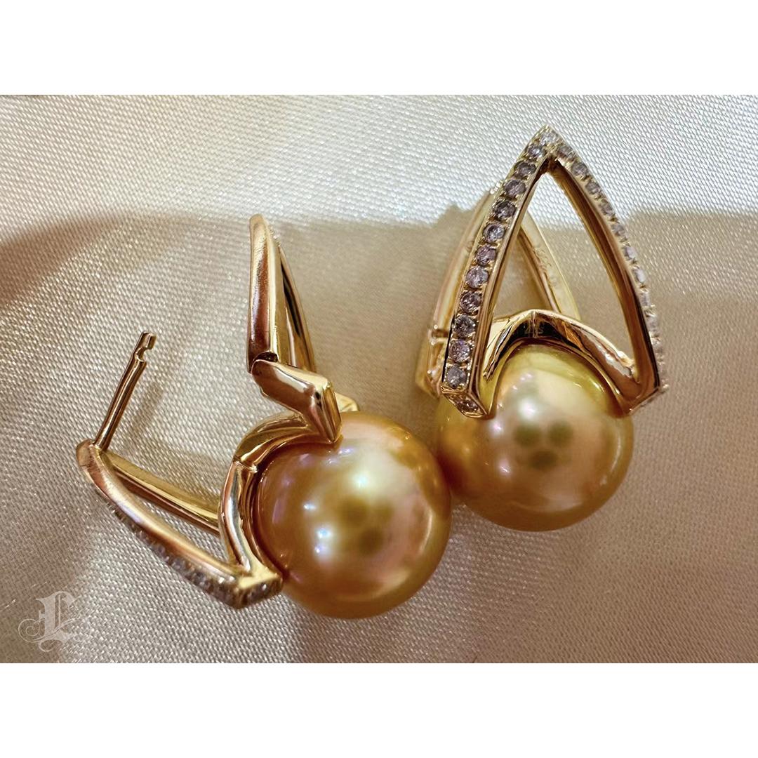 【Sculpted Geometry】Golden Arch Aurora South Sea Pearl Earrings For Sale 3