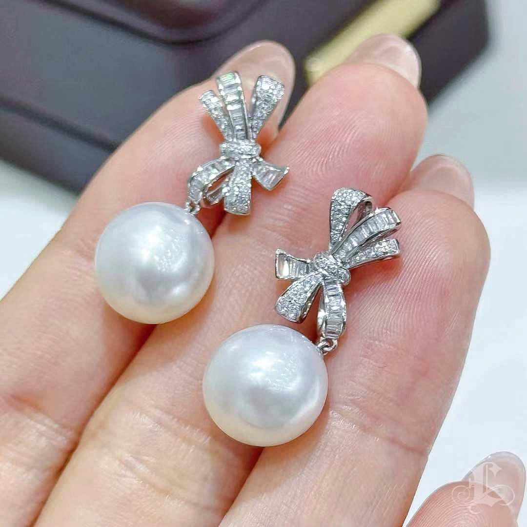 【Crown Radiance】Ribbon Grace Aurora South Sea Pearl Diamond Earrings For Sale 2