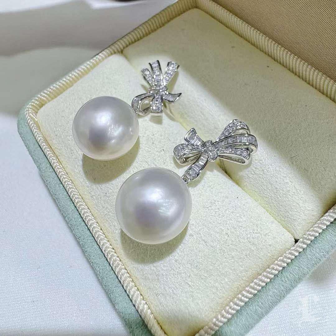 【Crown Radiance】Ribbon Grace Aurora South Sea Pearl Diamond Earrings For Sale 3