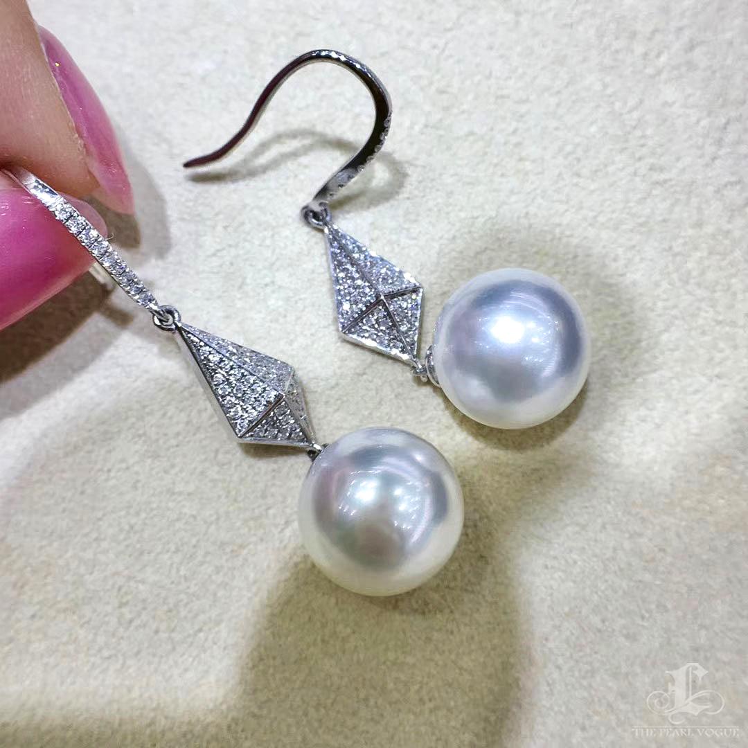 【Sculpted Geometry】Geometric Line Aurora South Sea Pearl Evening Earrings In New Condition For Sale In New York, NY
