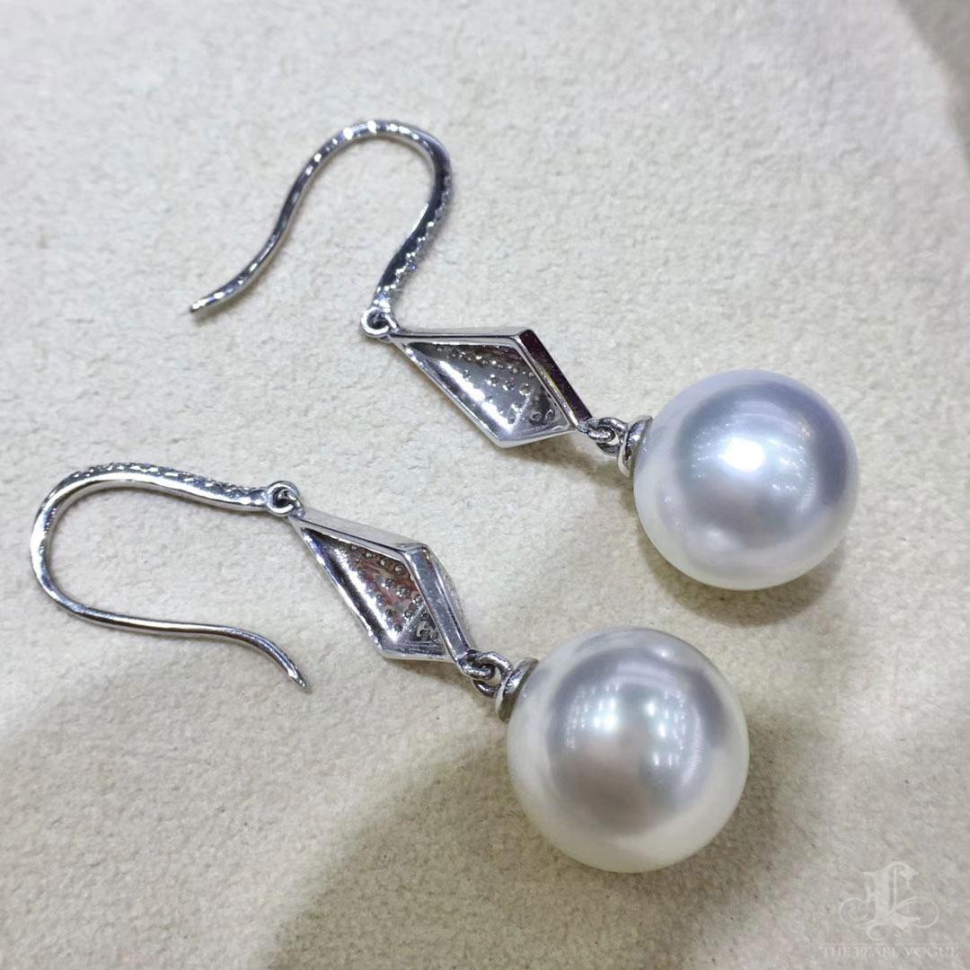 【Sculpted Geometry】Geometric Line Aurora South Sea Pearl Evening Earrings For Sale 1