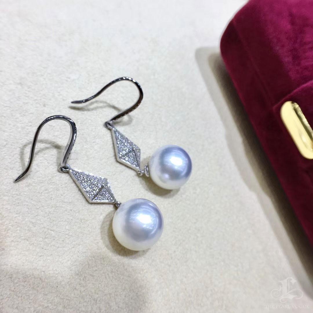 【Sculpted Geometry】Geometric Line Aurora South Sea Pearl Evening Earrings For Sale 2