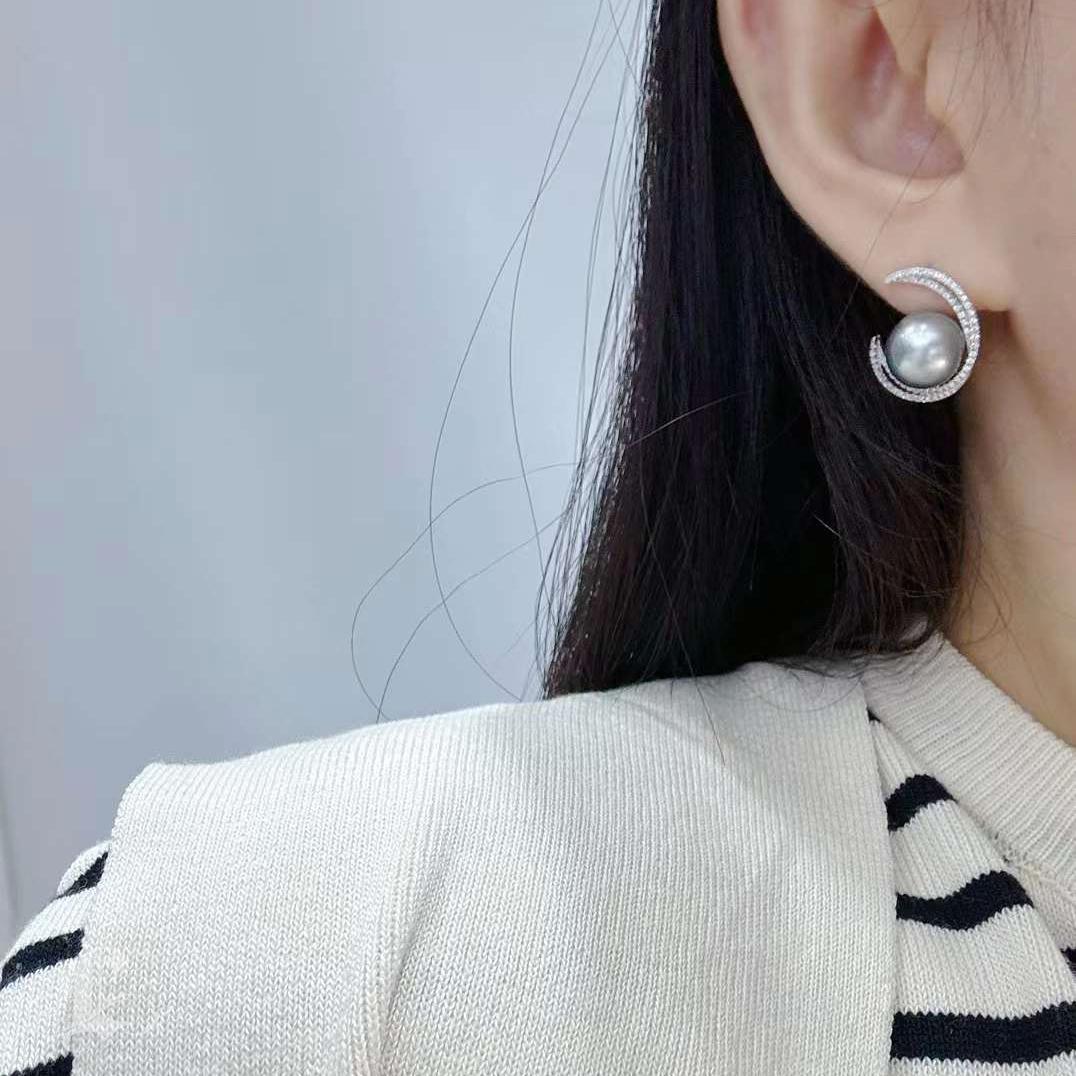 Uncut 【Lustre Arc】Lunar Arc Aurora Tahitian Pearl Diamond Earrings For Sale