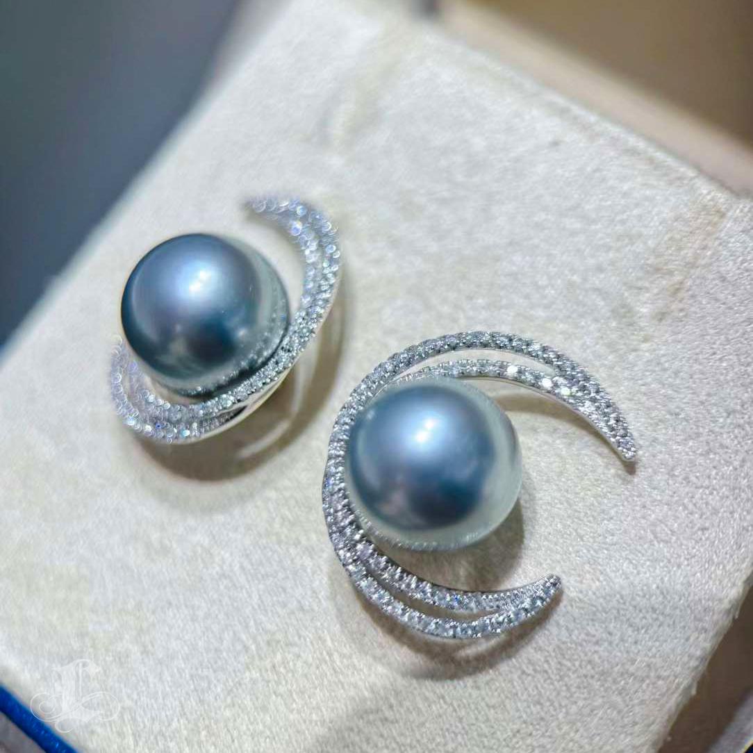 【Lustre Arc】Lunar Arc Aurora Tahitian Pearl Diamond Earrings In New Condition For Sale In New York, NY