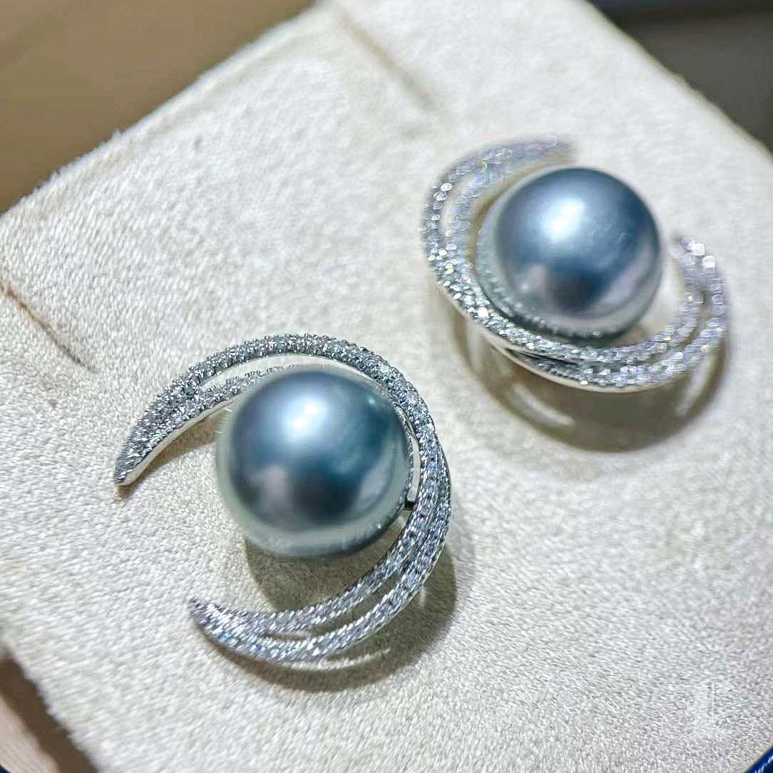 Women's 【Lustre Arc】Lunar Arc Aurora Tahitian Pearl Diamond Earrings For Sale