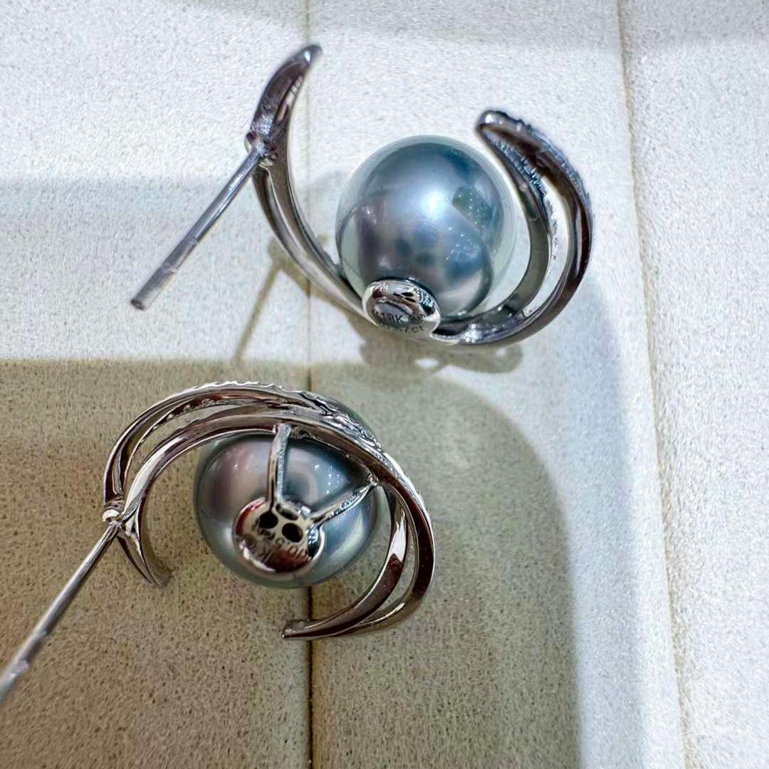 【Lustre Arc】Lunar Arc Aurora Tahitian Pearl Diamond Earrings For Sale 1