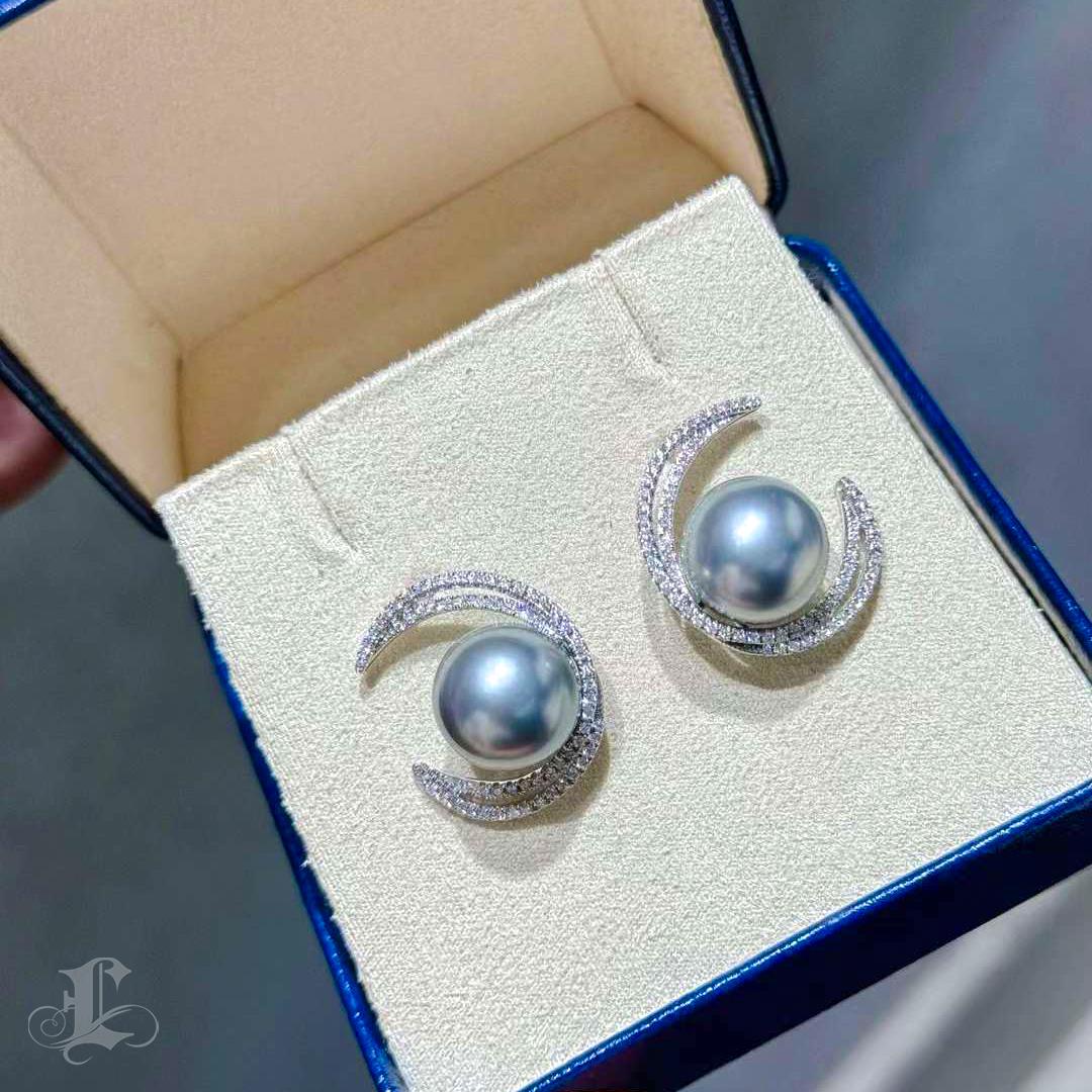 【Lustre Arc】Lunar Arc Aurora Tahitian Pearl Diamond Earrings For Sale 2