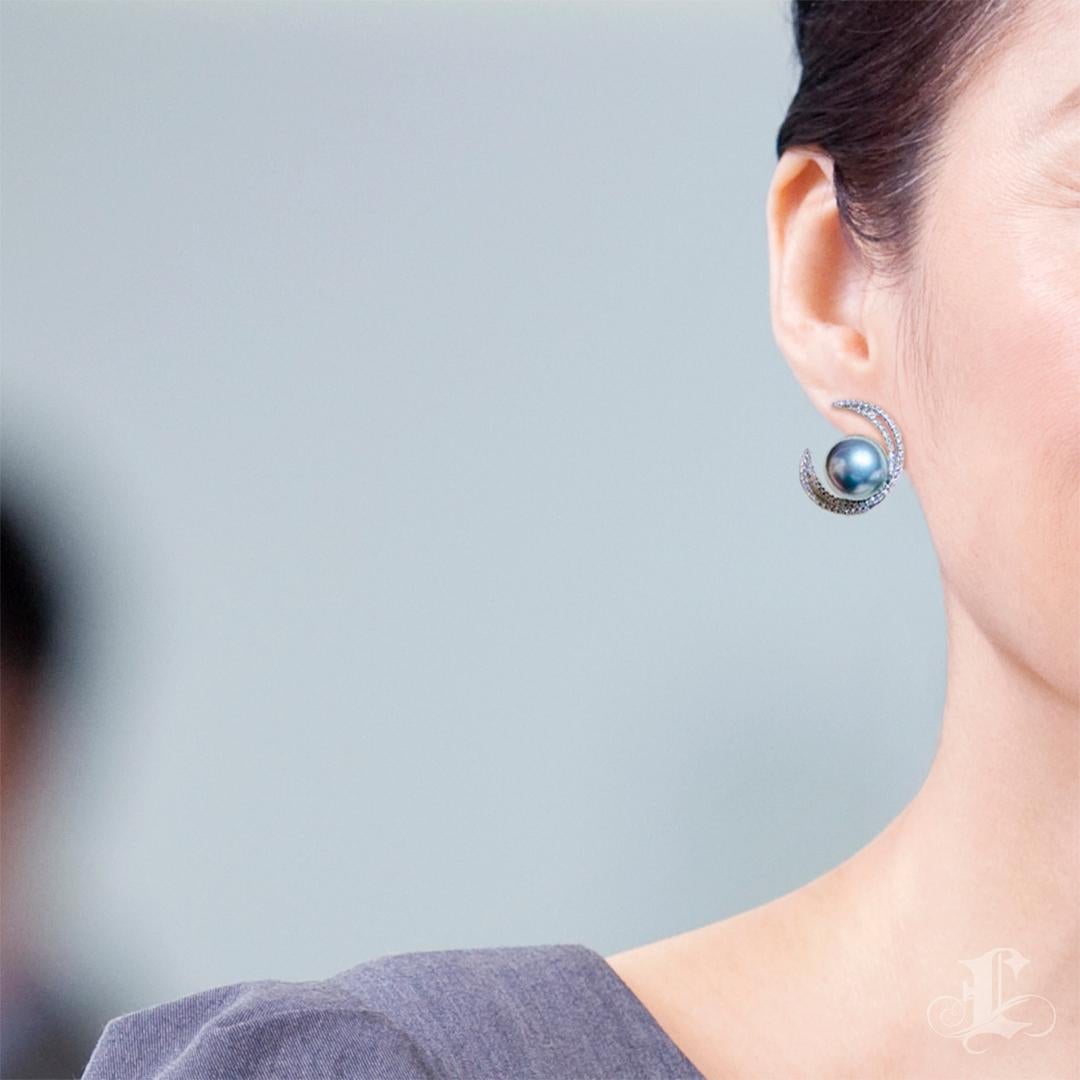 【Lustre Arc】Lunar Arc Aurora Tahitian Pearl Diamond Earrings For Sale 3