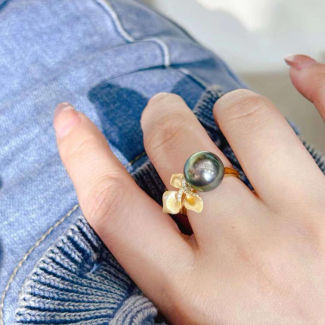Grezzo Anello Oro Orchidea Aurora Perla di Tahiti con Diamante Spazzolato in vendita