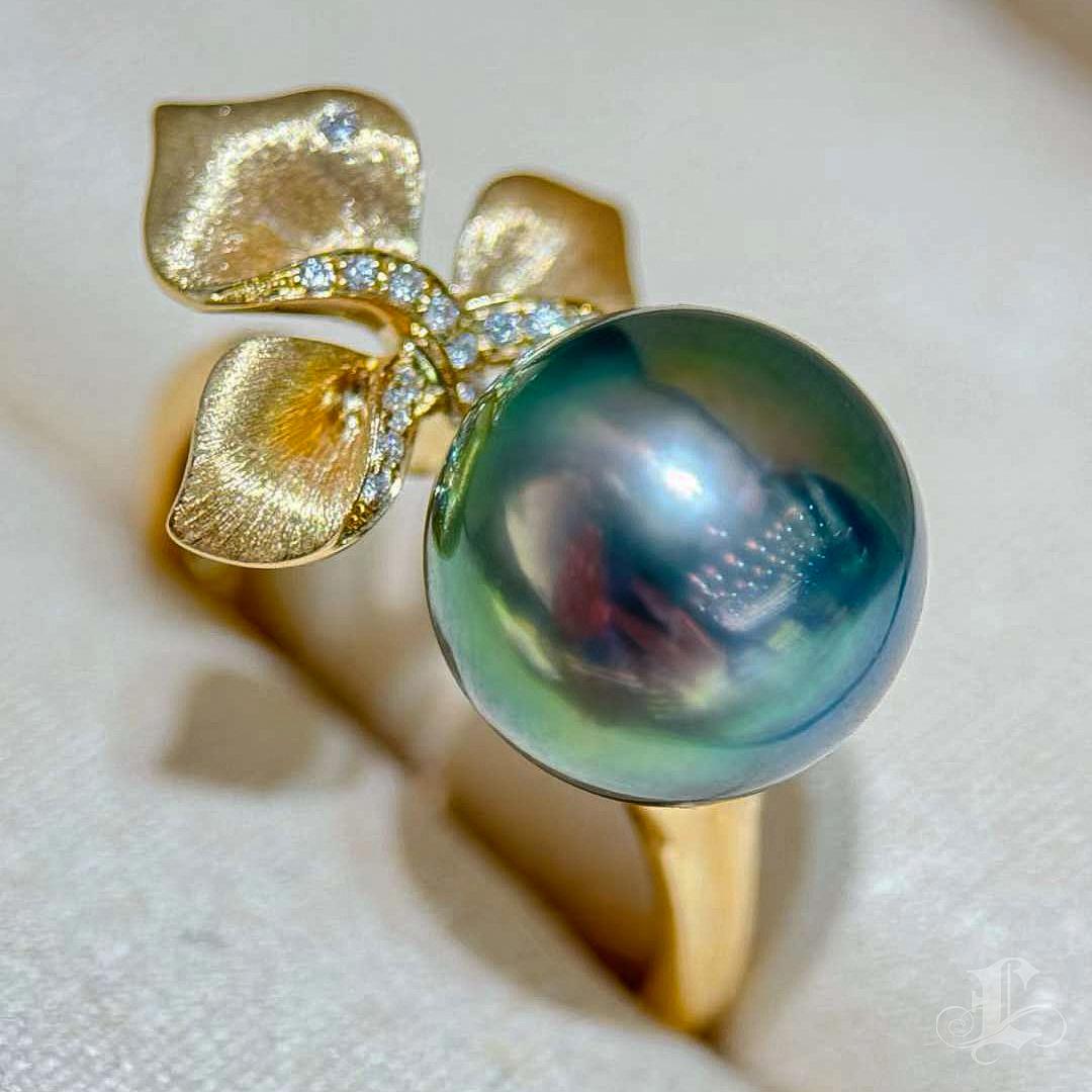 Anello Oro Orchidea Aurora Perla di Tahiti con Diamante Spazzolato In condizioni Nuovo in vendita a New York, NY