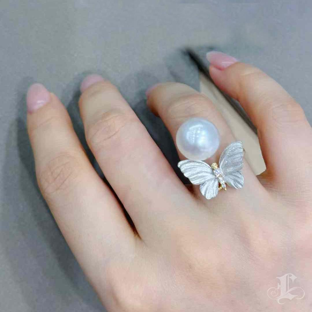 A graceful whisper of spring, this design captures a butterfly mid-flight—its wings gently shimmering with a diamond dust finish, sculpted to mimic the delicate texture of nature. At the heart of each piece glows an Aurora South Sea pearl, softly
