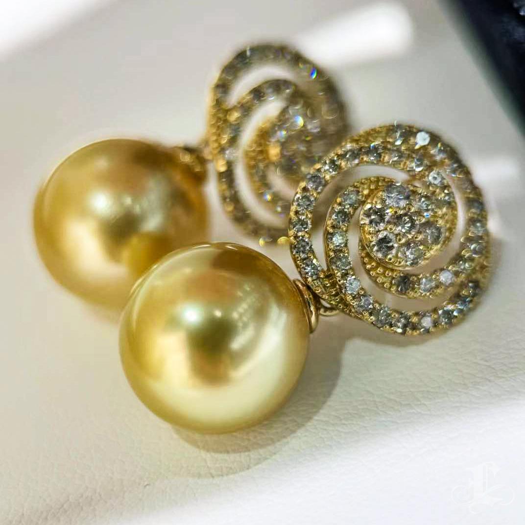 【Crown Radiance】Golden Spiral Aurora South Sea Pearl Diamond Earrings In New Condition For Sale In New York, NY