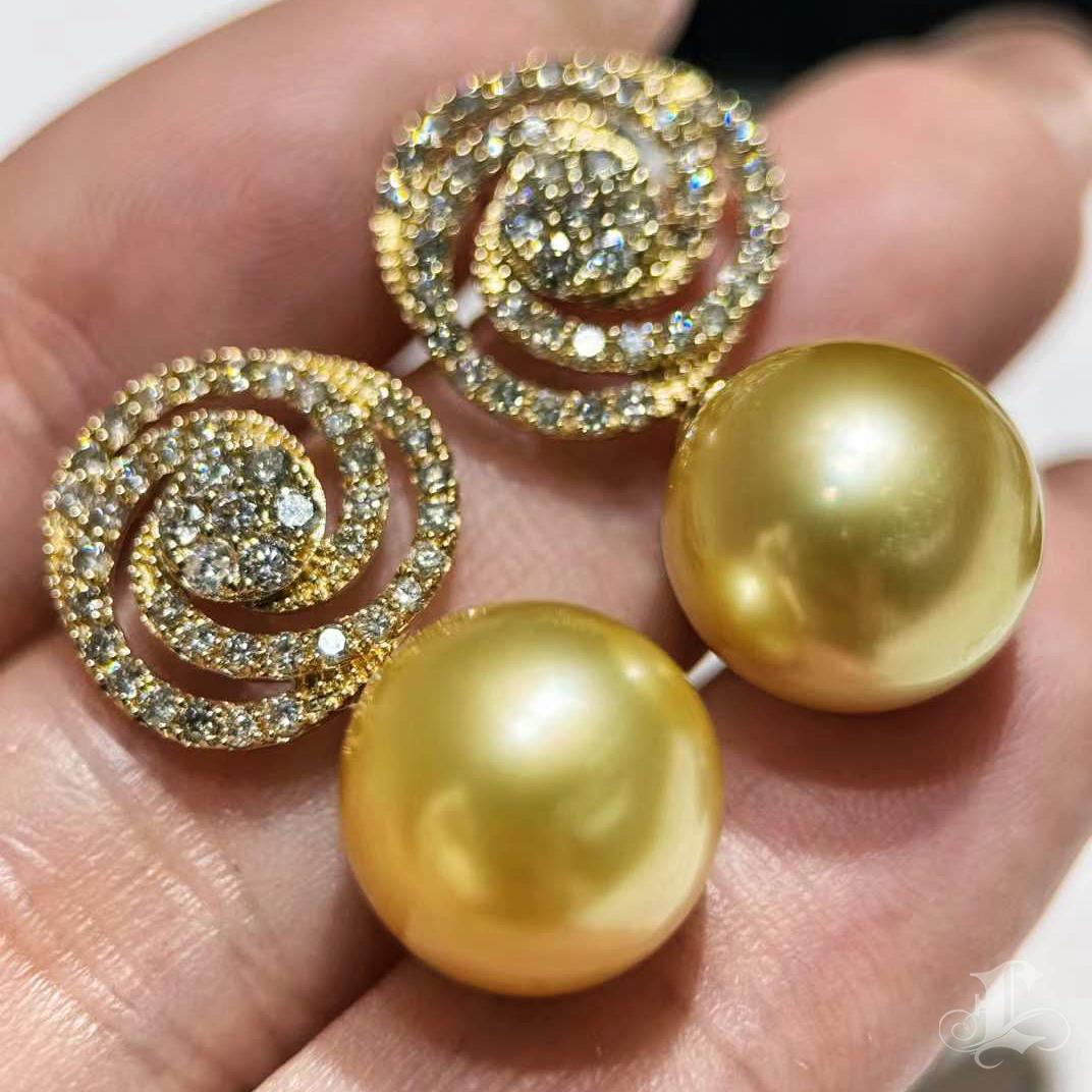 【Crown Radiance】Golden Spiral Aurora South Sea Pearl Diamond Earrings For Sale 1