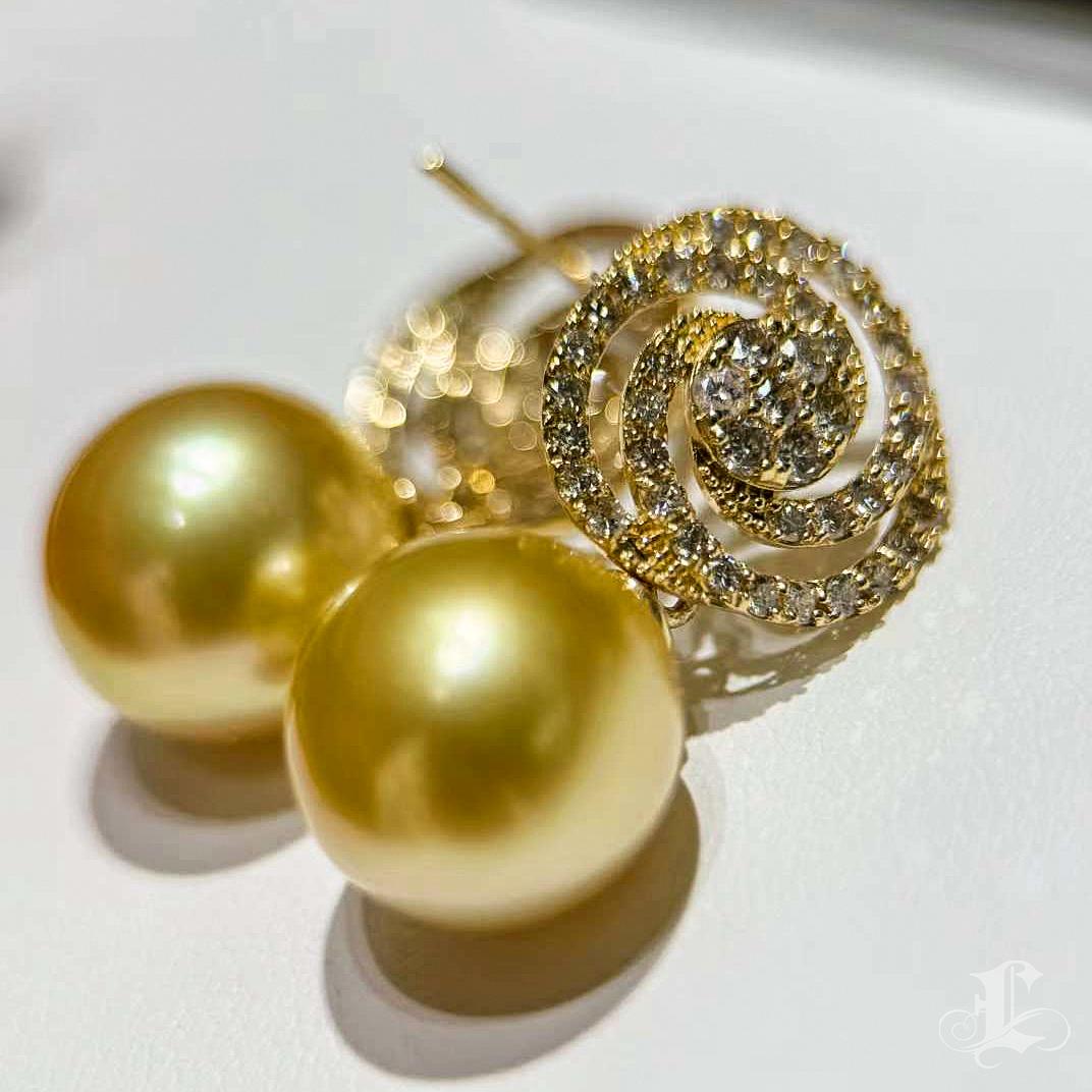 【Crown Radiance】Golden Spiral Aurora South Sea Pearl Diamond Earrings For Sale 2