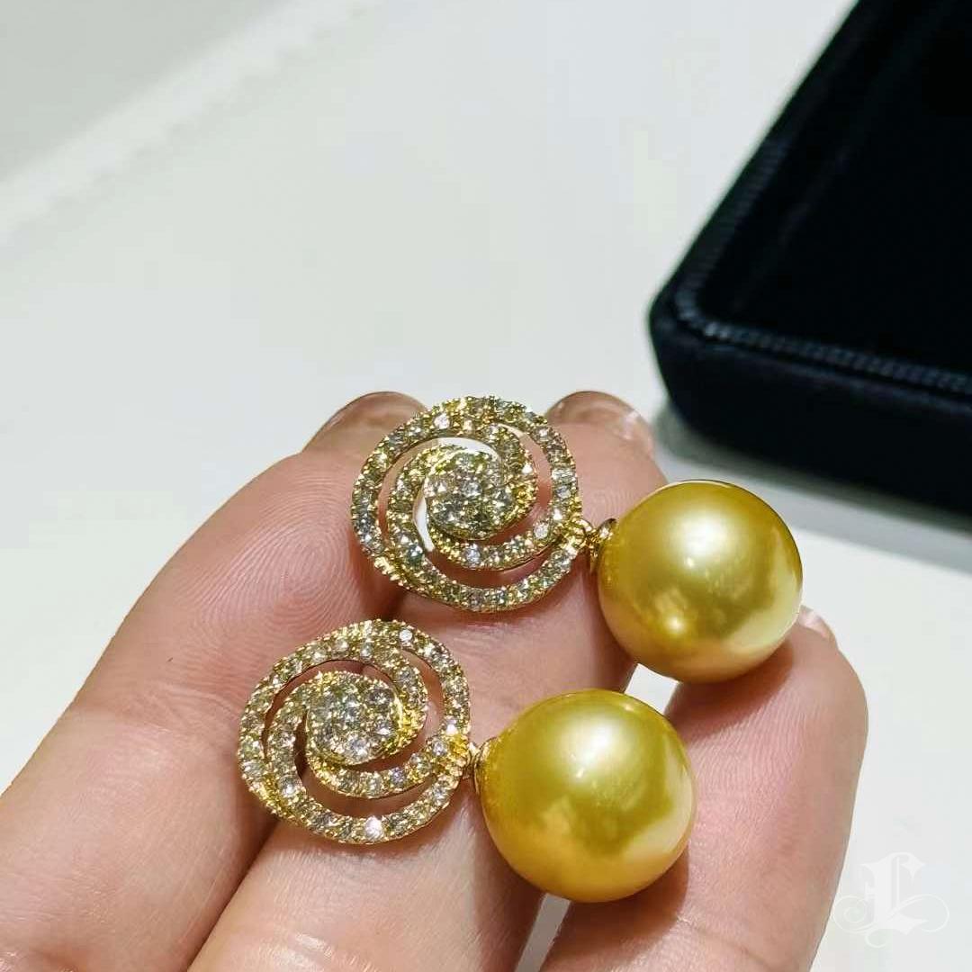 【Crown Radiance】Golden Spiral Aurora South Sea Pearl Diamond Earrings For Sale 3