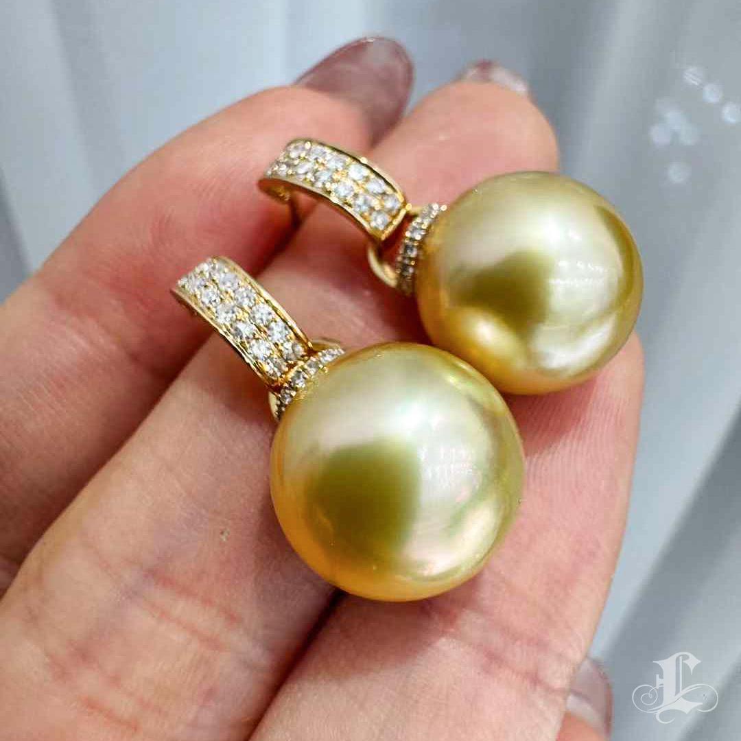 【Sculpted Geometry】Aurora South Sea Pearl Diamond Drop Earrings – White or Golde In New Condition For Sale In New York, NY