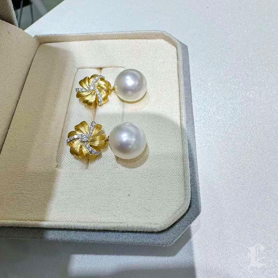 【Crown Radiance】Golden Bloom Aurora South Sea Pearl Diamond Gala Earrings For Sale 3