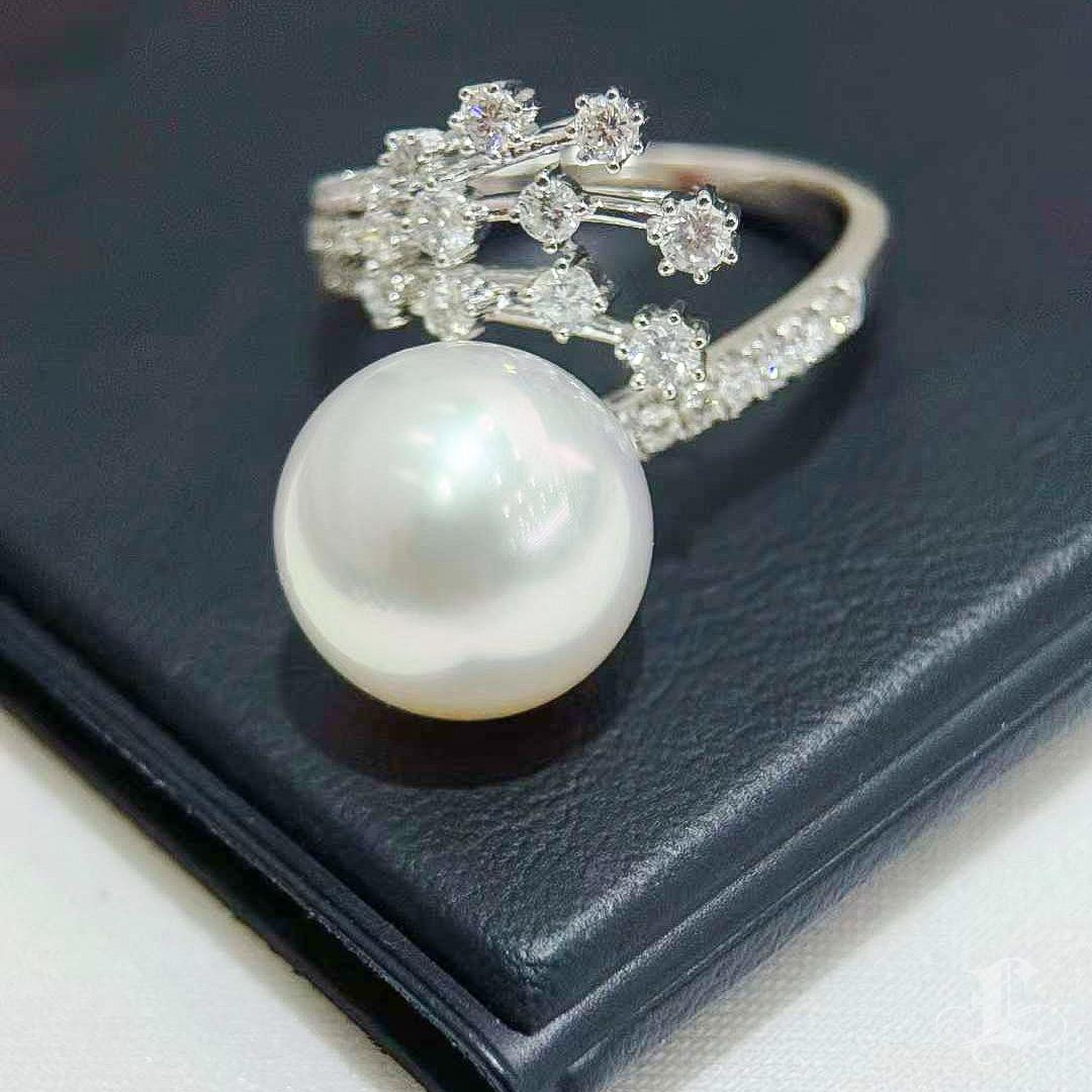 【Lustre Arc】Blooming Aurora South Sea Pearl Diamond Ring In New Condition For Sale In New York, NY